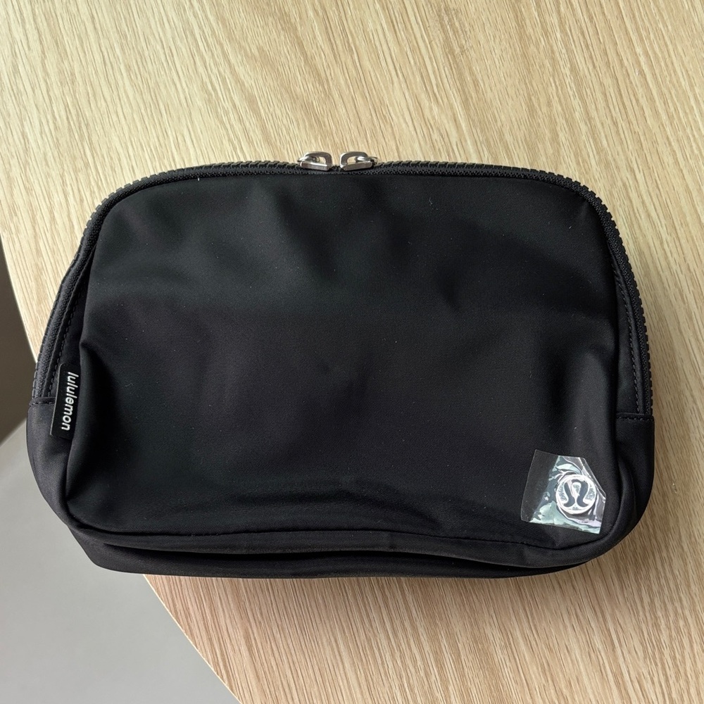lululemon everywhere belt bag - brand new with tags!